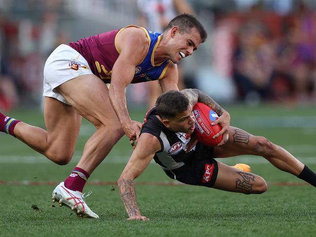 Bobby Hill slips Brandon Starcevich during last year’s decider. Picture: Robert Cianflone/AFL Photos/via Getty Images