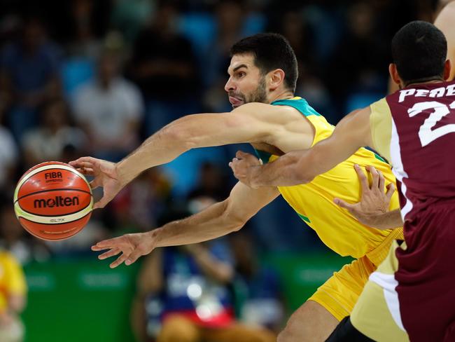RIO DE JANEIRO, BRAZIL - AUGUST 14: Brock Motum #14 of Australia passes as Anthony Perez #23 of Venezuela defends during the preliminary round game at the Rio 2016 Olympic Games on August 14, 2016 in Rio de Janeiro, Brazil. (Photo by Jamie Squire/Getty Images)
