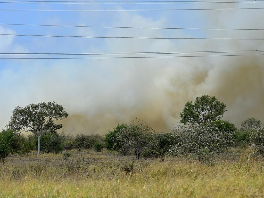 A fire burning south of Townsville has masked the Bruce Highway in smoke. The vegetation fire started near the JBS Meatworks at Stuart. PICTURE: MATT TAYLOR.