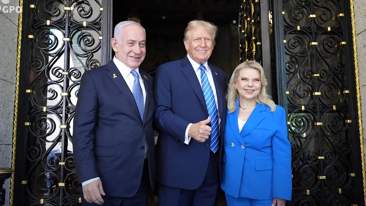 Israeli Prime Minister Benjamin Netanyahu (L) and his wife Sara (R) being welcomed by former US President Donald Trump at the Mar-a-Lago Club in West Palm Beach, Florida, on July 26, 2024. Picture: Handout / Israeli Government Press Office / AFP)