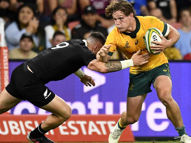 BRISBANE, AUSTRALIA - NOVEMBER 07: Michael Hooper of the Wallabies takes on the defence during the 2020 Tri-Nations match between the Australian Wallabies and the New Zealand All Blacks at Suncorp Stadium on November 07, 2020 in Brisbane, Australia. (Photo by Albert Perez/Getty Images)