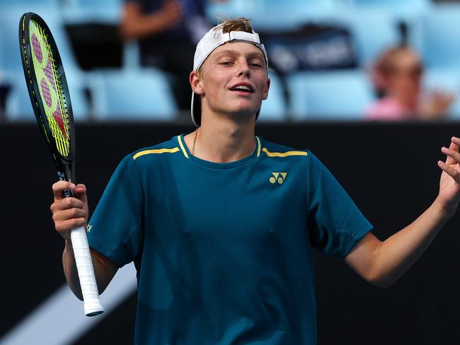 Hewitt, Tomic get Australian Open lifelines