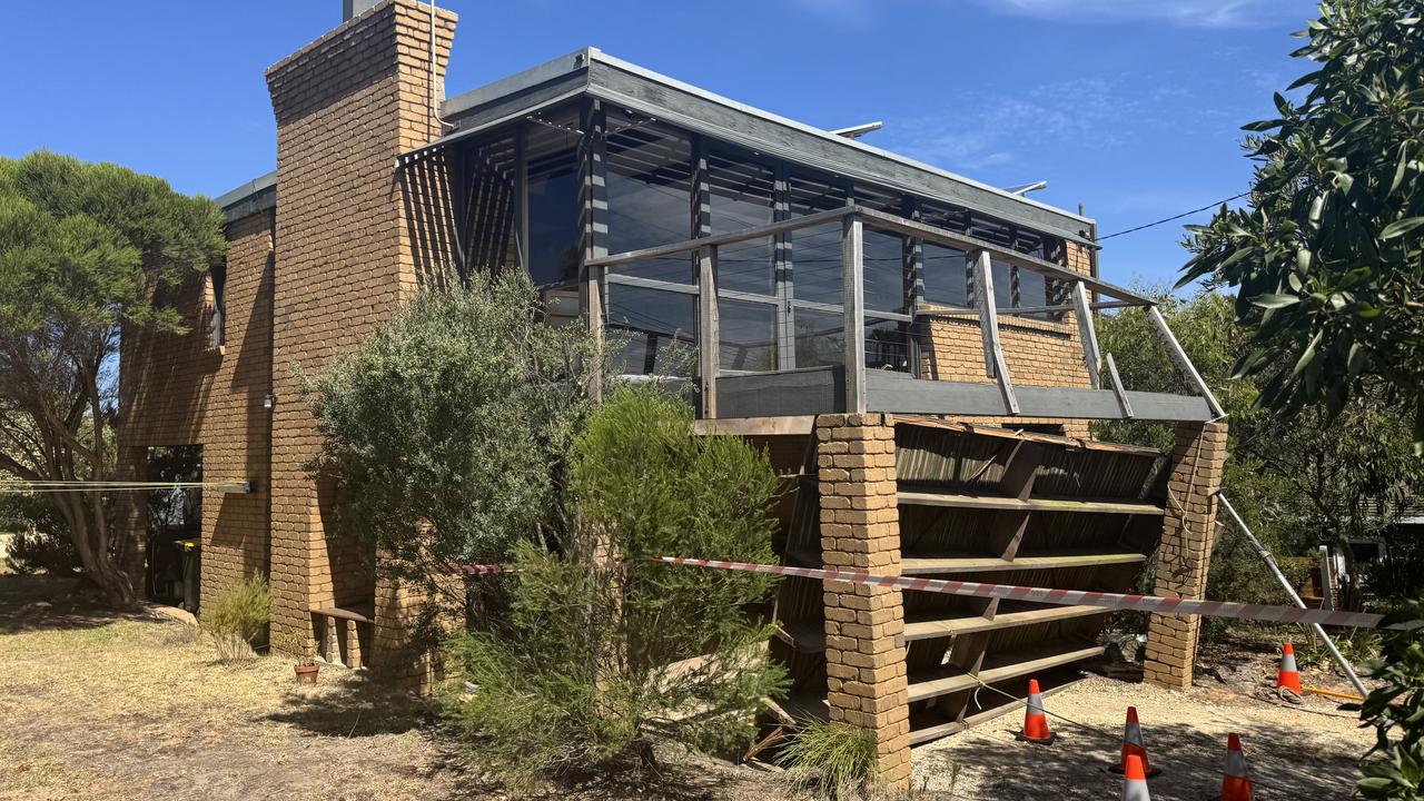 Outdoor lunch disaster: Eight hurt in Anglesea balcony collapse