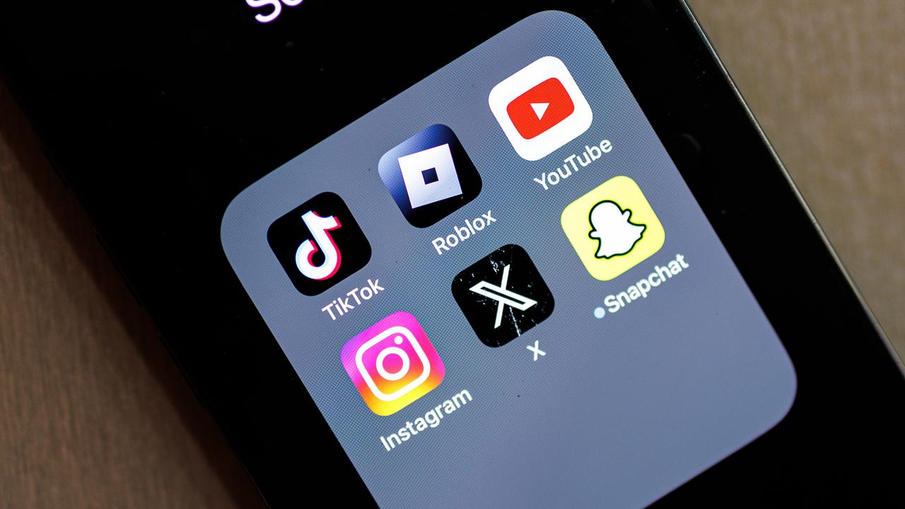 The Albanese government has outlined its legislation to enforce age restrictions on social media. Picture: NewsWire / Aaron Francis