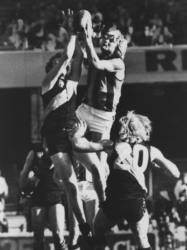 Peter Knights soars to take another grab for Hawthorn.