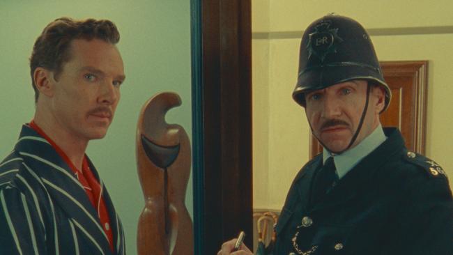 The Wonderful Story of Henry Sugar. (L-R) Benedict Cumberbatch as Henry Sugar and Ralph Fiennes as the policeman in The Wonderful Story of Henry Sugar. Cr. Netflix ©2023