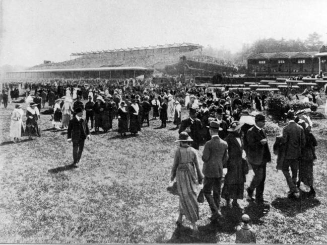 Crowds on the lawn at Flemington racecourse circa 1912.