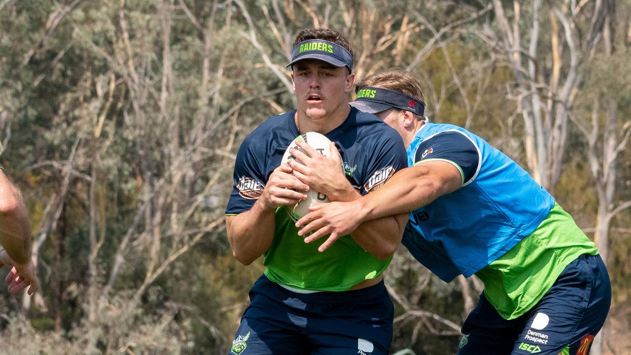 The Sharks have signed former Canberra Raiders forward Kai O'Donnell.