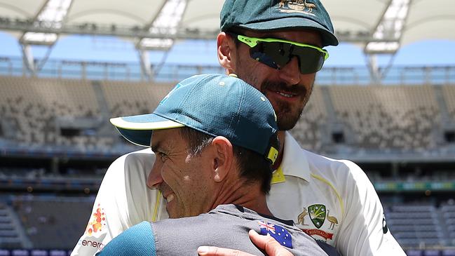 Australian coach Justin Langer (L) wants Mitchell Starc to have a sit down with Drew Ginn. Picture: Getty