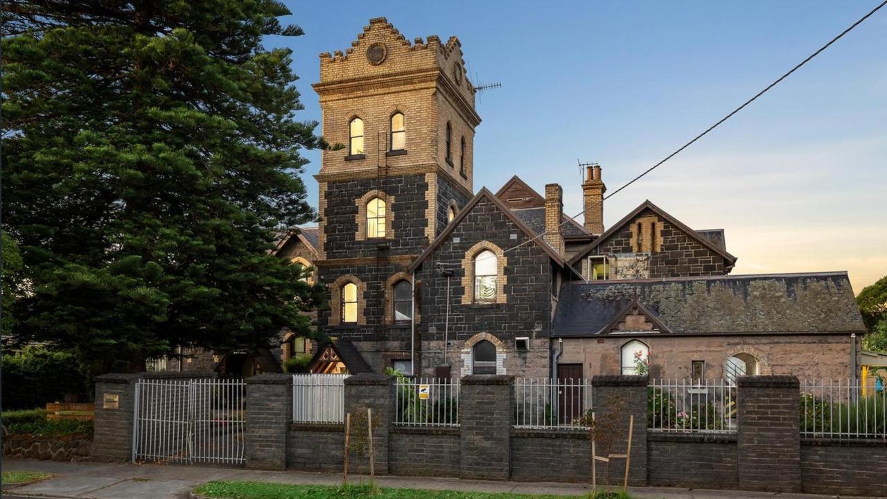 Ex-Melb guesthouse where man was killed in 2014 up for sale