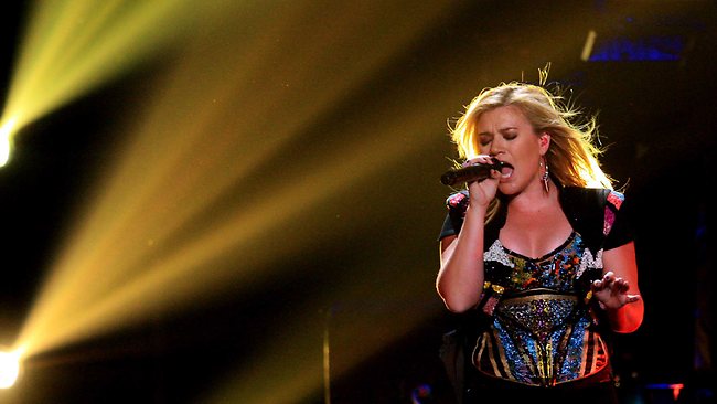 Kelly Clarkson’s ‘Dark Side’ wows Brisbane fans | The Courier Mail