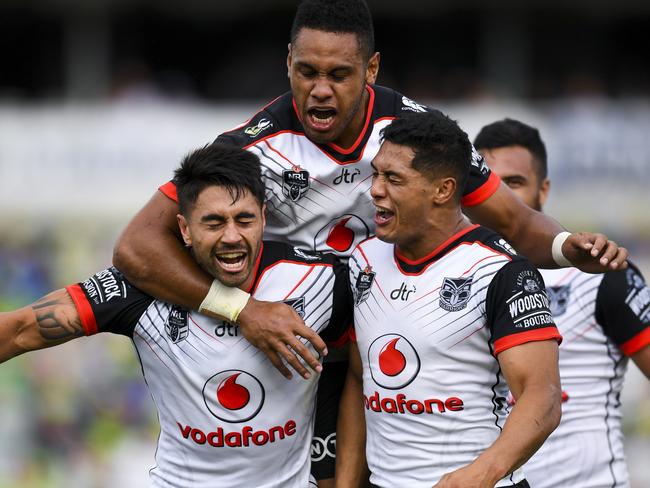 Shaun Johnson of the Warriors celebrates with team mates after winning the Round 3 NRL match between the Canberra Raiders and the Warriors at GIO Stadium in Canberra, Saturday, March 24, 2018. (AAP Image/Lukas Coch) NO ARCHIVING, EDITORIAL USE ONLY