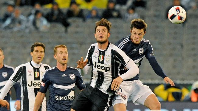 James Donachie of the Victory (right) and Alberto Cerri of Juventus contest for ball during the first match of the International Champions Cup between Australia's Melbourne Victory and Italy's Juventus FC, at the MCG in Melbourne, Saturday, July 23, 2016. (AAP Image/Joe Castro) NO ARCHIVING, EDITORIAL USE ONLY