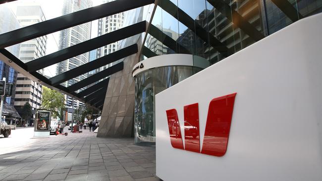 Westpac is bringing 1000 call centre and support roles back to Australia.