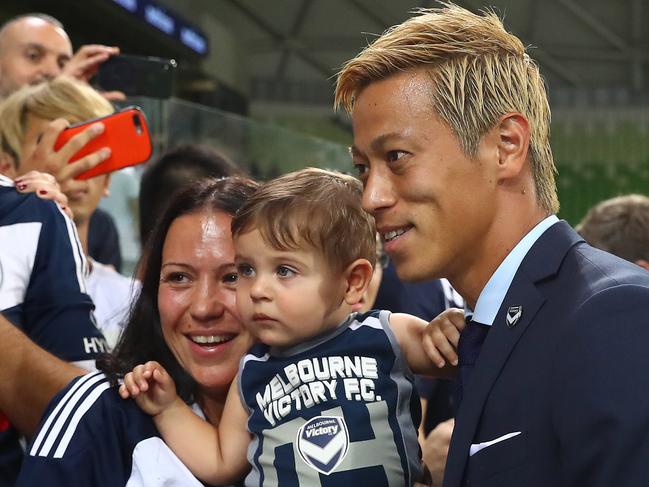 MELBOURNE, AUSTRALIA - DECEMBER 28: Keisuke Honda of Melbourne Victory poses with fans after the round 10 A-League match between the Melbourne Victory and the Wellington Phoenix at AAMI Park on December 28, 2018 in Melbourne, Australia. (Photo by Kelly Defina/Getty Images)