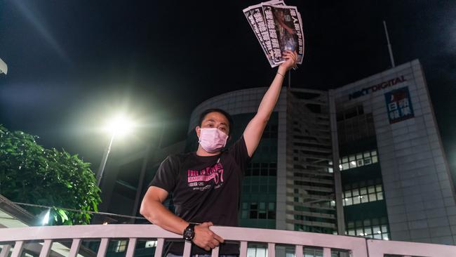 An Apple Daily worker holds a copy of the final edition aloft at the newspaper’s headquarters in Hong Kong. Picture: Getty Images.