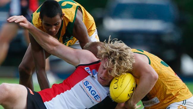 Crocodile Ed Barlow is trapped between two Saints at Fred’s Pass. Picture: GLENN CAMPBELL