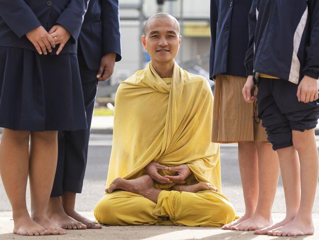 Buddhist monk Bhante Jason Chan together with some students ahead of his 14km barefoot walk. (AAP IMAGE/Matthew Vasilescu)