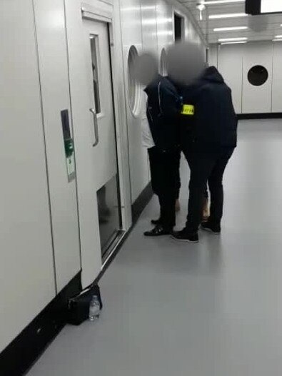 Chi Lop Tse being arrested at Amsterdam’s Schiphol Airport.