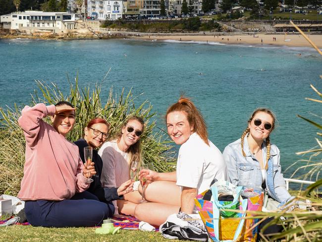 SYDNEY, AUSTRALIA - NewsWire Photos , September 13, 2021: Nurses from Sydney Children's Hospital, Randwick having picnics as double vaccinated persons are allowed to gather in five or more outdoors at Dunningham Park, Coogee Beach in Sydney.L-R, Olivia Parmenter; Amanda Pritchard; Liz Foat; Sean Pay and Zoe Whitehouse. Picture: NCA NewsWire / Flavio Brancaleone