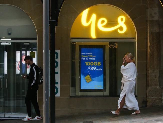 SYDNEY, AUSTRALIA: NewsWire Photos: MARCH 06 2024: A general view of an Optus store in Sydney after Optus apologised to its customers and paid a $1.5 million fine after Australiaâs communications watchdog found large-scale breaches of public safety rules relating to triple-zero and emergency services.. Picture: NCA NewsWire / Gaye Gerard