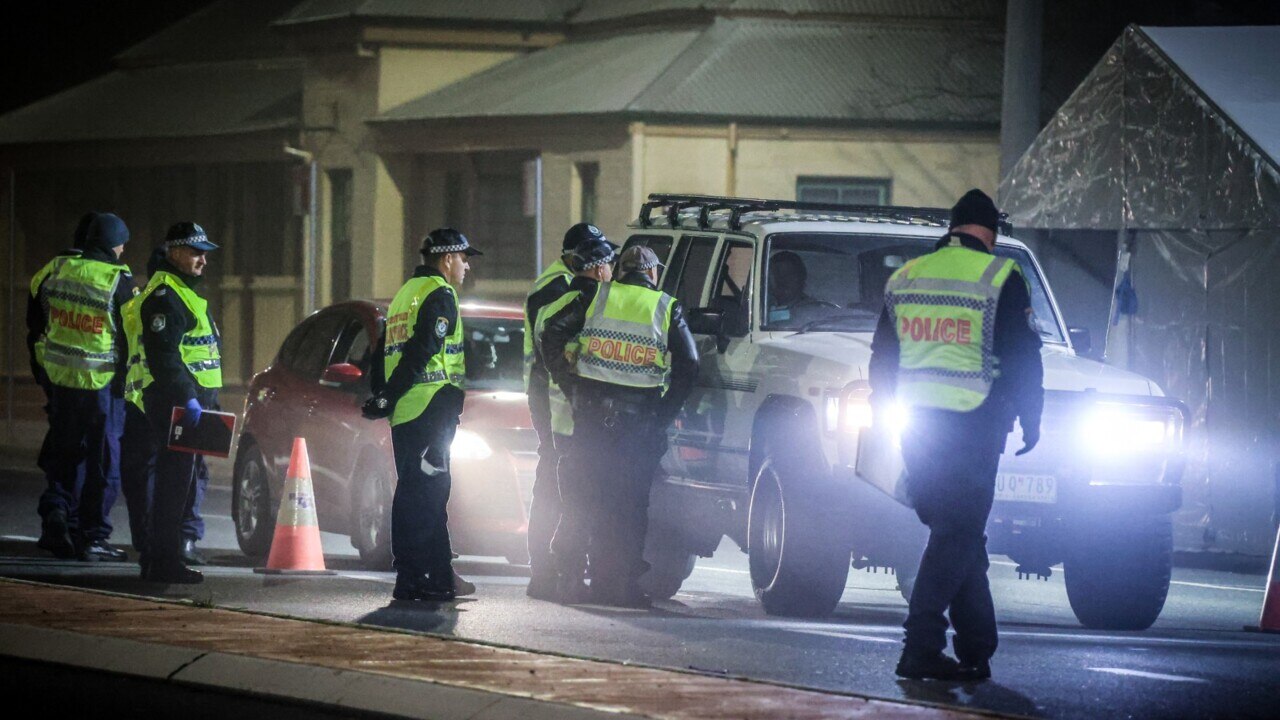 Victoria sends hundreds of police officers to monitor NSW border