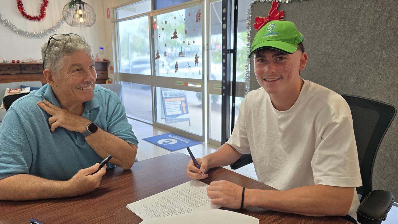 Nate Thompson signing with the Canterbury Bulldogs.