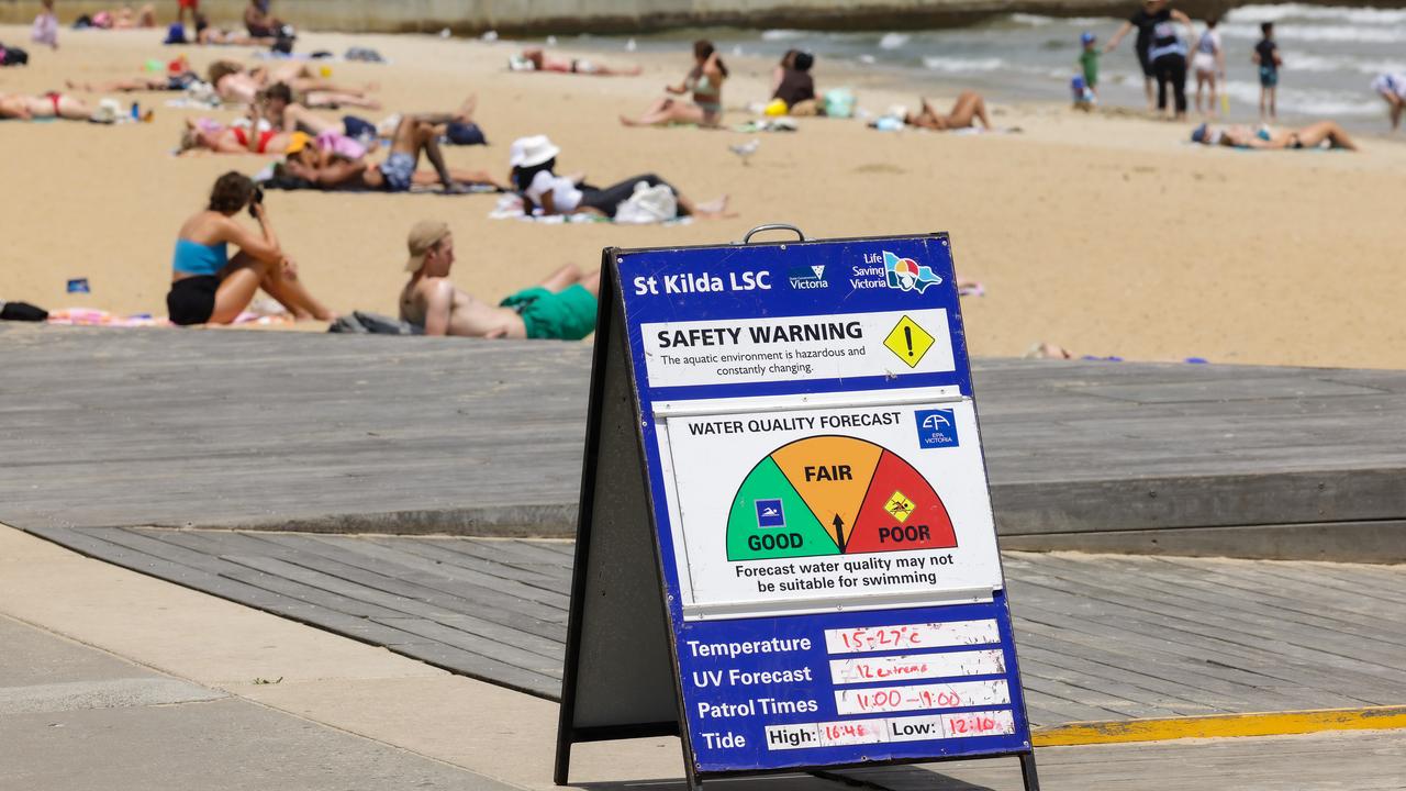 The water quality rating at St Kilda Beach was upgraded to ‘fair’ on Monday morning after conditions improved following a mystery oil spill over the weekend. Picture NCA NewsWire / Ian Currie