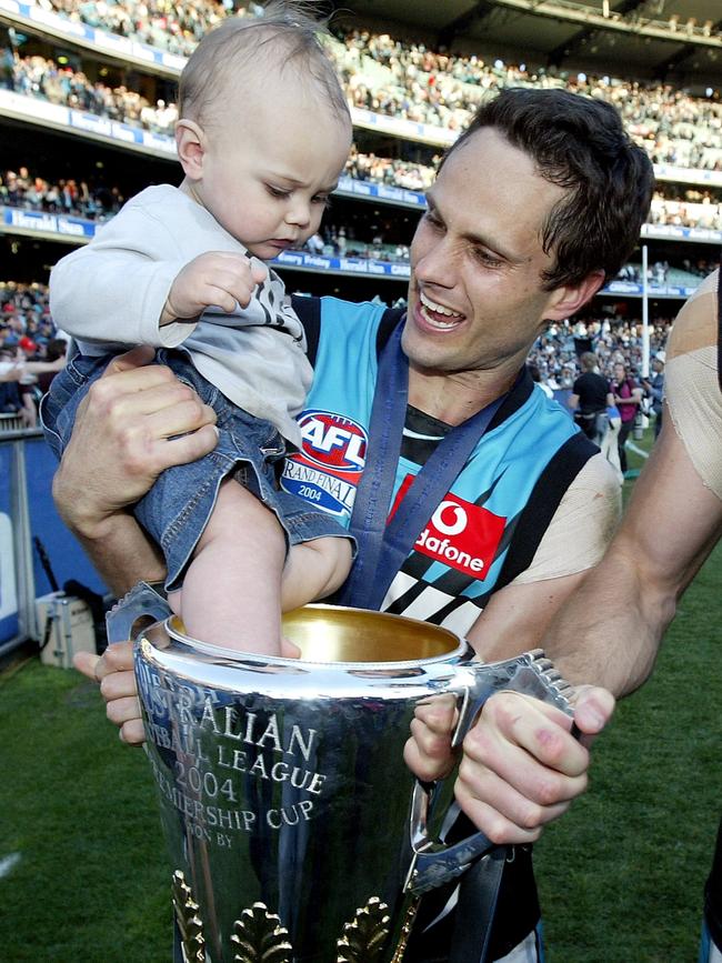 Wanganeen with his son Tex after winning the 2004 Grand Final.