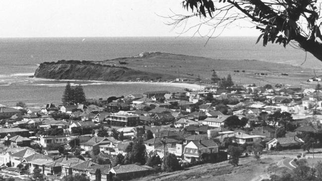 Long Reef from Alexander St, Collaroy c1977. The beach was a popular hangout with pupils from Cromer High.