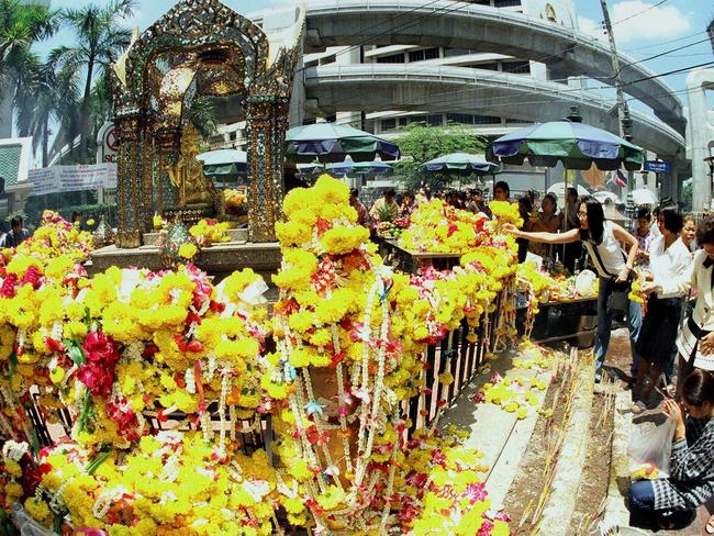 (FILES) This file photo taken on September 9, 1999 shows tourists paying homage to the Erawan Shrine in central Bangkok. At least 10 people were killed and many injured when a bomb exploded on August 17, 2015 outside the popular Erawan Shrine in Bangkok, Thailand's police chief said. The Erawan is an enormously popular shrine to the Hindu god Brahma but is visited by thousands of Buddhist devotees every day. AFP PHOTO / FILES / Pornchai KITTIWONGSAKUL