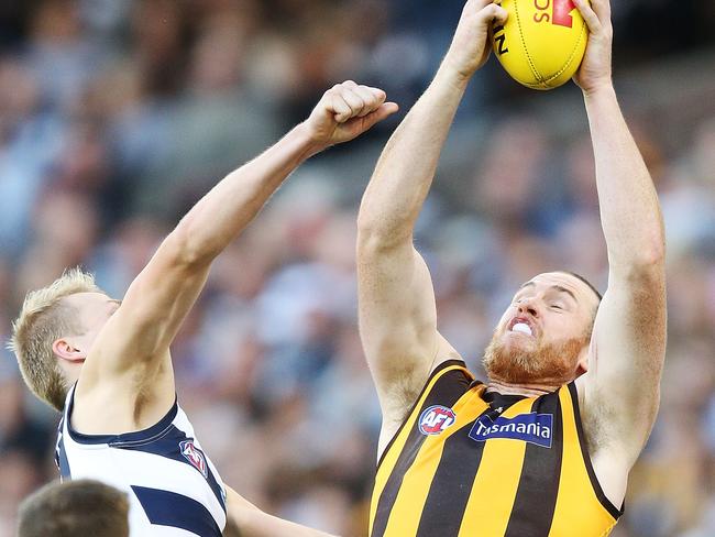 Jarryd Roughead marks over Zach Guthrie.