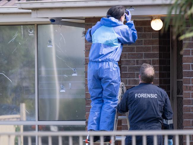 MELBOURNE, AUSTRALIA - NewsWire Photos - 30 DECEMBER, 2024:  Police detectives and forensics investigate a  house shooting in Burnewang street, Albion this morning. Picture: NewsWire / Tony Gough