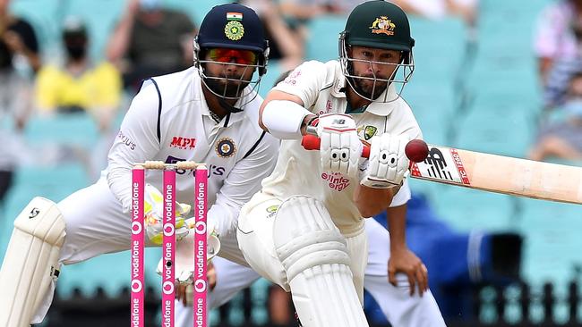 Australian batsman Matthew Wade plays a shot as Indian wicketkeeper Rishabh Pant (L) looks on during the day two of the third cricket Test match at Sydney Cricket Ground (SCG) between Australia and India on January 8, 2021. (Photo by Saeed KHAN / AFP) / —IMAGE RESTRICTED TO EDITORIAL USE – NO COMMERCIAL USE —