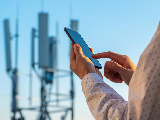 Mobile phone towers are proposed at Baenschs Lane, Armstrong Creek; Carter Road, Armstrong Creek; and 167-201 Lower Duneed Road, Armstrong Creek.ê