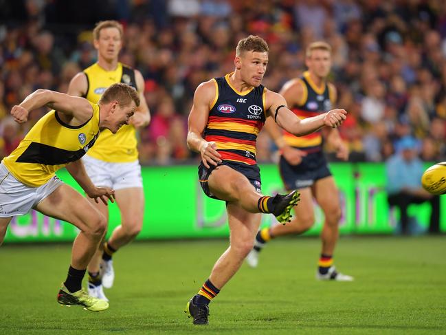 ADELAIDE, AUSTRALIA - MARCH 29: Rory Laird of the Crows kicks the ball during the round two AFL match between the Adelaide Crows and the Richmond Tigers at Adelaide Oval on March 29, 2018 in Adelaide, Australia.  (Photo by Daniel Kalisz/Getty Images)