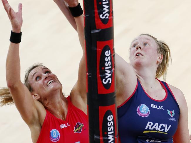 Leana De Bruin playing against Vixens player Emma Ryde in 2016.