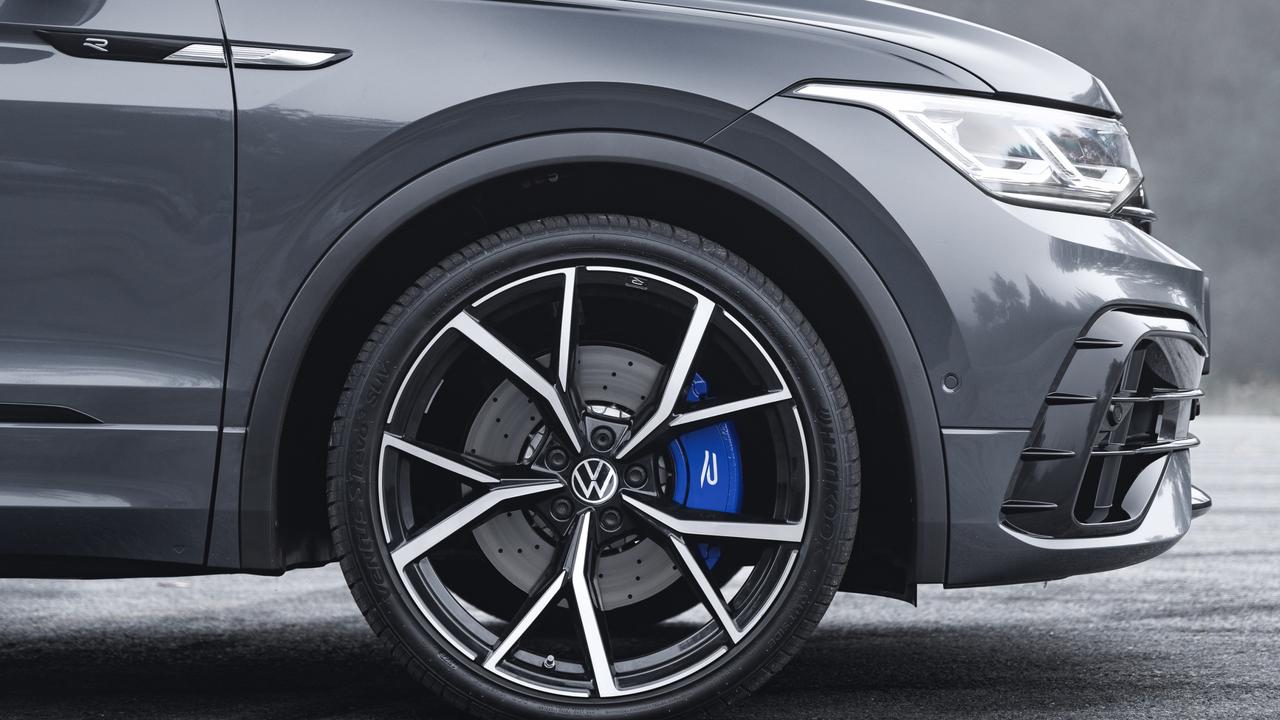 Only two colour choices are available, blue or grey. But the blue brake calipers on the Volkswagen Tiguan R Grid Edition remain a standout feature.