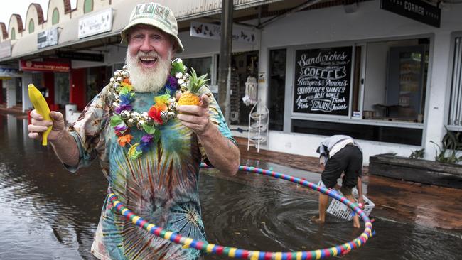 Busker Koolio entertains people after the floodwaters subside in Byron Bay in 2020. Picture: Natalie Grono