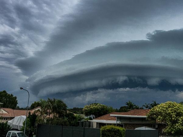 A severe storm rolls in across the Gold Coast: Photo: @hereholdthisforme