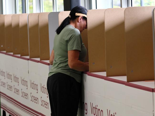 QLDVOTES24 BRISBANE, AUSTRALIA - NewsWire Photos OCTOBER 26, 2024: Voters cast their ballots in Springwood. Picture: NewsWire/Tertius Pickard