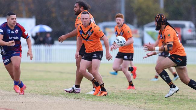 The Oaks Tigers hooker Ryan Russell passes to a flying Challis Tupuola against Campbelltown Collegians. Picture: Steve Montgomery