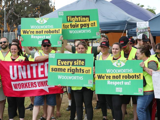 MELBOURNE, AUSTRALIA- NewsWire Photos DECEMBER 3, 2024: Woolworth workers on a picket line at the Dandenong South Distribution centre.The centre remains closed as negotiations continue. Picture:  NewsWire/ David Crosling