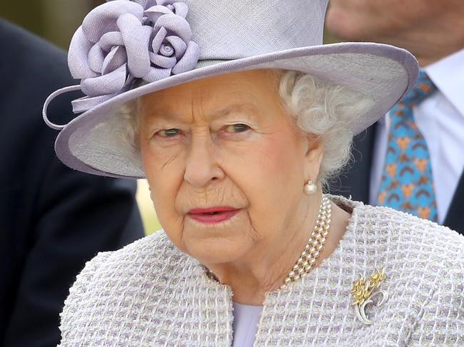 DUNSTABLE, ENGLAND - APRIL 11:  Queen Elizabeth II visits the  Elephant Centre at the ZSL Whipsnade Zoo on April 11, 2017 in Dunstable, United Kingdom. The Queen and The Duke will meet the Head Elephant Keeper and view the elephant team carrying out daily care tasks such as nail filing and mouth care. Her Majesty and His Royal Highness will meet the Centre's project team, including zookeepers and architects, in front of the elephant paddock before proceeding to the amphitheatre where The Queen will unveil a plaque to mark the formal opening of the Centre. The Queen and The Duke will view an elephant being fed and meet keepers and vets before departing.  (Photo by Chris Jackson/Getty Images)