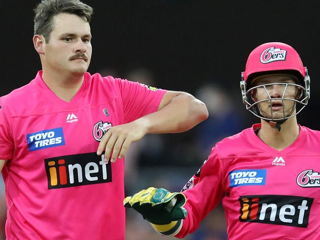 GOLD COAST, AUSTRALIA - DECEMBER 29: Ben Manenti of the Sixers celebrates after dismissing Sam Harper of the Renegades during the Big Bash League match between the Melbourne Renegades and the Sydney Sixers at Metricon Stadium, on December 29, 2020, in Gold Coast, Australia. (Photo by Chris Hyde/Getty Images)