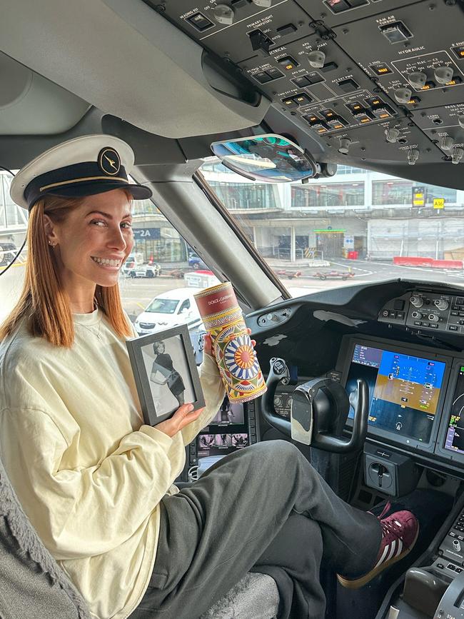 Samantha Aimes-Costa with her mother Susan Telfer's ashes in the cockpit of her flight. Picture: Supplied by family