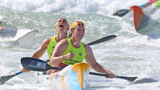 Jaime Roberts and Hannah Minogue during a surf lifesaving race. pic:harvpix.com