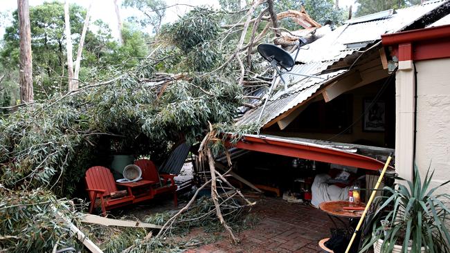 Melbourne mops up after flash flooding and hailstorms | news.com.au ...