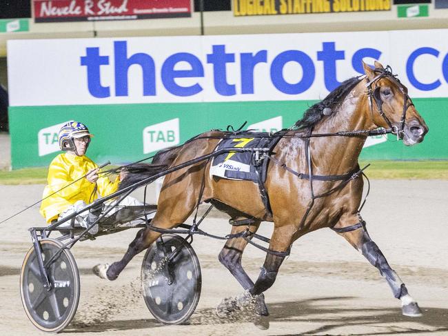 Race 7: Melton Park, Saturday 30-3-2024 Swift Signs 3yo Pace Winner: Kingman (7) Trainer: Emma Stewart; Driver: Mark Pitt Race Distance: 2,240 metres, Mile Rate: 1.54.4 photography: Stuart McCormick