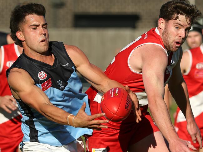 EDFL footy: Glenroy v Aberfeldie: Stefan Rasinac of Aberfeldie (left) contests with Eamonn McCuskey of GlenroySaturday, May 22, 2021, in Hadfield, Victoria, Australia. Picture: Hamish Blair